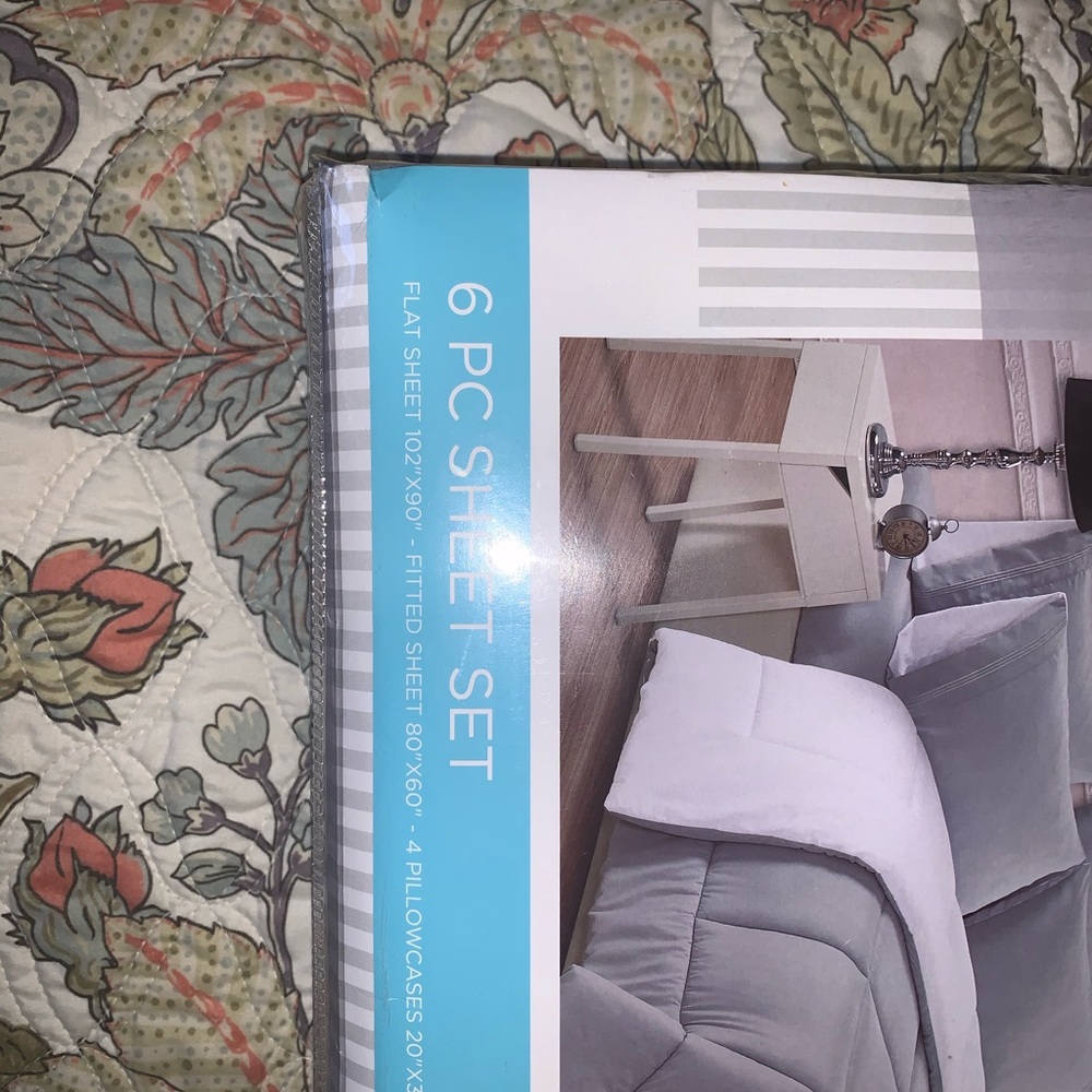 Bella Russo 6 piece bedsheet set 
4 Pillow Cases